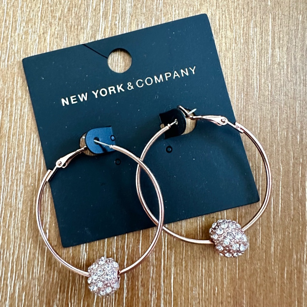 [NEW UNWORN] NEW YORK & COMPANY Glittering Hoop Earring, Light Pink